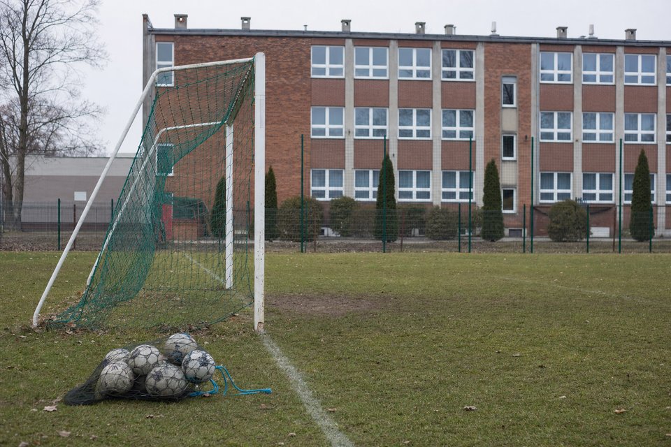 Szkolne boisko w małym mieście: stara bramka i wytarte linie